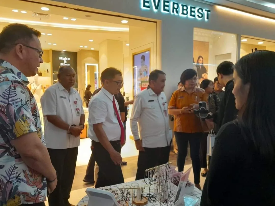 Stand Polimdo dapat kunjungan Rektor Unsrat, Sekot Manado dan Kadis Pariwisata Sulut usai pembukaan Manado Hight Street Market di Mantos 3, Rabu (11/10/2023). (Foto istimewa)