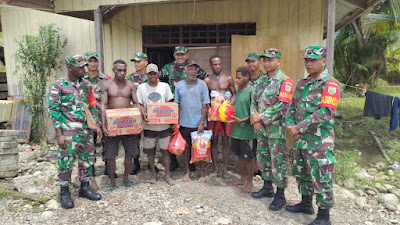 Dandim 1715/Yahukimo Berikan Bantuan Sembako Kepada Masyarakat Di Kampung Samboga Dekai