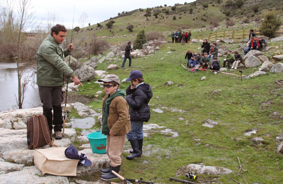 Santa María de la Alameda acoge la primera Escuela de Pesca de la región