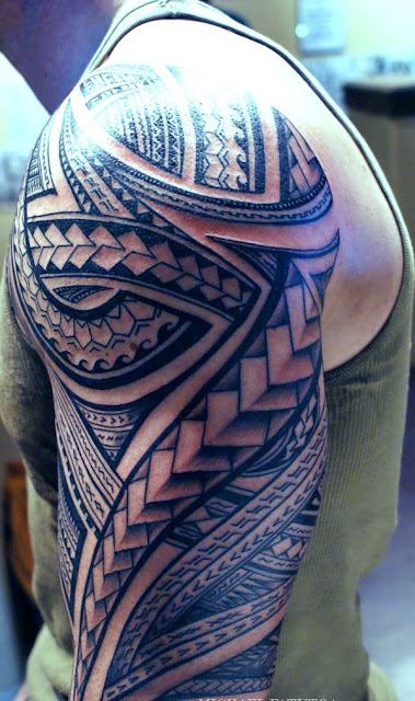 Tatuagens no Ombro representa a dificil personalidade e os maori, os projetos da tatuagem ajuda a olha que linda