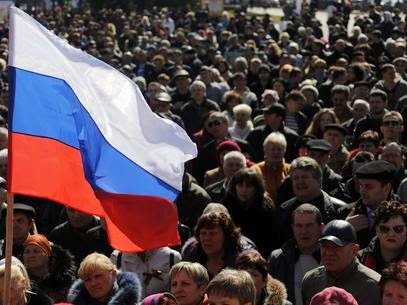 Cerca de 4 mil pessoas lotaram a cidade de Donetsk, em protesto pró-Rússia Foto: Reuters