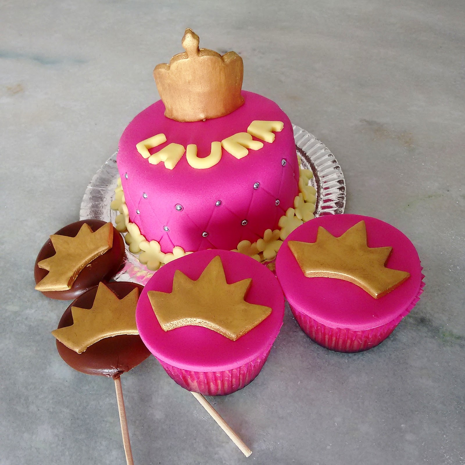 DOLORES DOCES E SALGADOS POR ENCOMENDA: Bolo e mini cupcakes