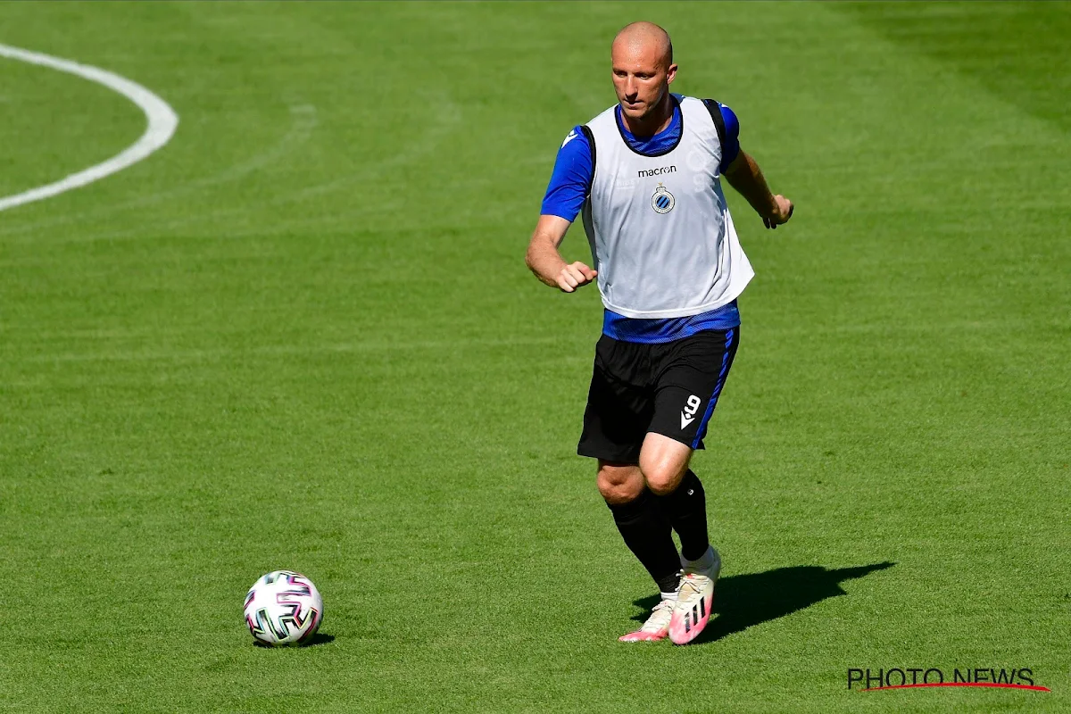 Onderaan de pikorde: 'Man van 6 miljoen' Krmencik op de tribune tijdens bekerfinale