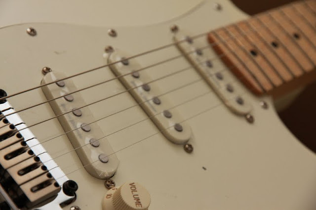 Squier Deluxe Stratocaster Pearl White