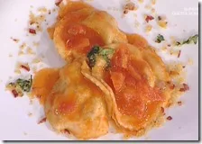 Ravioli ripieni di ventricina e stracciata con salsa di pomodori