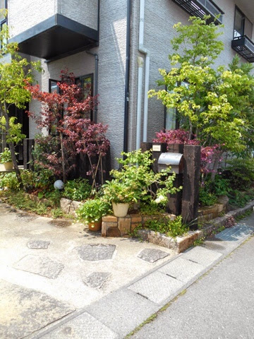 岡山の庭づくりと建築設計 By川のほとりのおもしろ荘 洗い出し駐車スペースとアプローチの庭