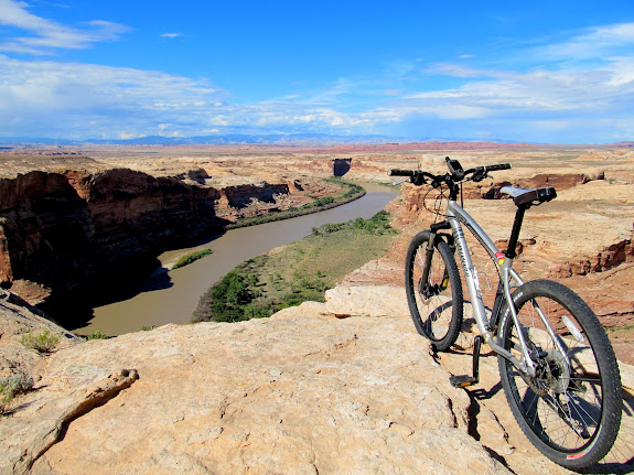 Rim of Labyrinth Canyon title=