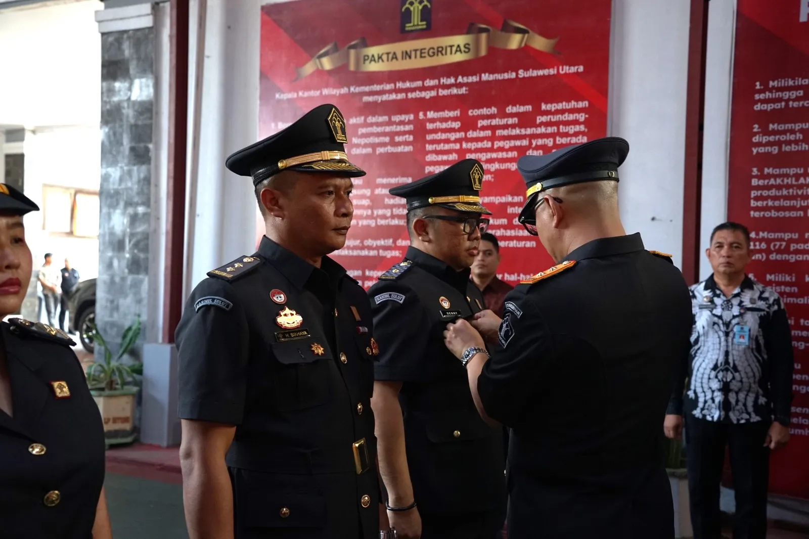 Kedelepan Pejabat yang dilantik, yakni rotasi 4 orang Pejabat Administrasi Pemasyarakatan pada Rutan Kotamobagu dan Lapas Manado serta 4 orang Pejabat Administrator dan Pengawas Kantor Wilayah yang mendapat promosi. (Foto istimewa)