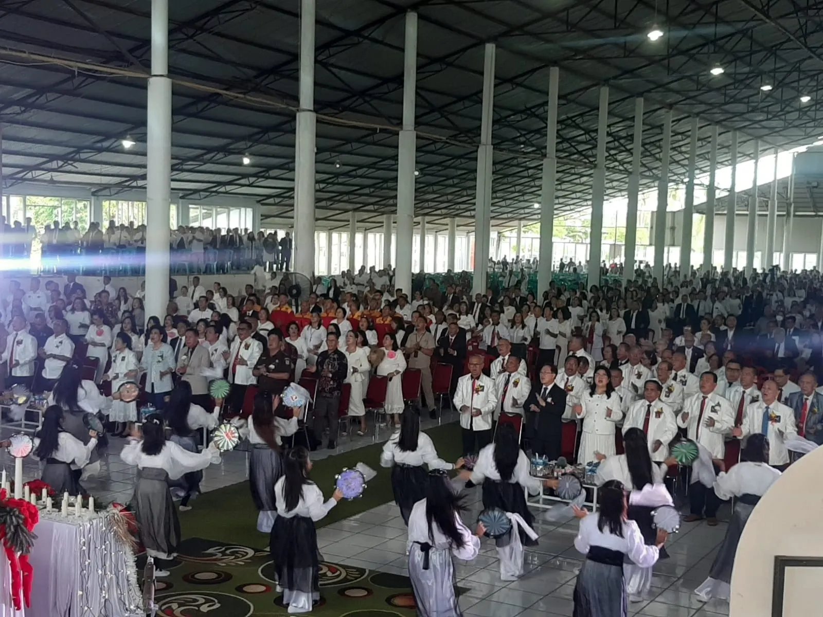 Ribuan jemaat GPdI mengikuti Ibadah dengan khusuk. (Foto: Indimanado.com/Benya)