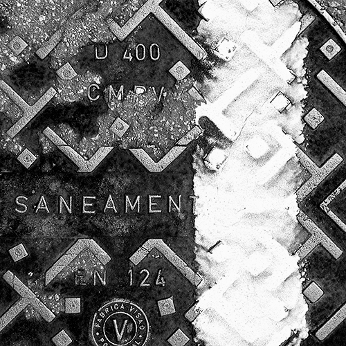 photo of manhole cover, black and white, abstract, photo, fotografia de tampa saneamento, ruimnm, preto e branco, abstracto, fotografia