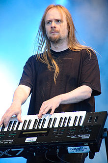 파일:external/upload.wikimedia.org/220px-Jens_Johansson_-_Ilosaarirock_2009.jpg