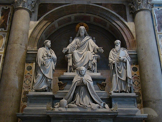파일:external/images.travelpod.com/typical-statues-dotted-around-the-basilica-vatican-city.jpg