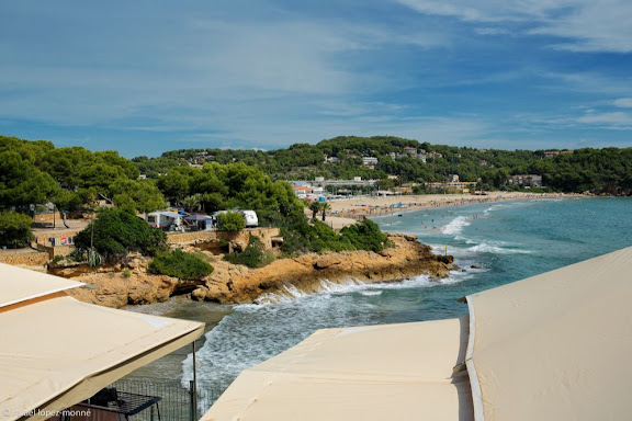 Caleta petita de la Mora. Al fons, la platja de la Mora. Tarragona, Tarragonès, Tarragona