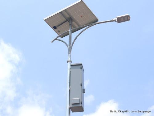 Kasaï-Oriental : les premiers lampadaires solaires installés à Kabeya  Kamwanga