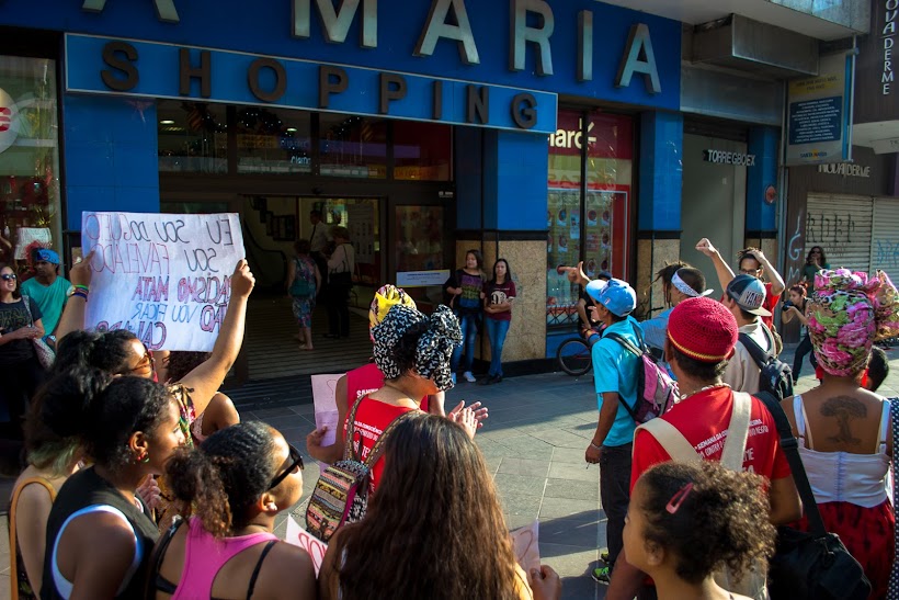 Manifestação em frente ao Santa Maria Shopping, durante Marcha contra genocídio da juventude e do povo negro, dia 22 de novembro. Foto: Tiago Miotto