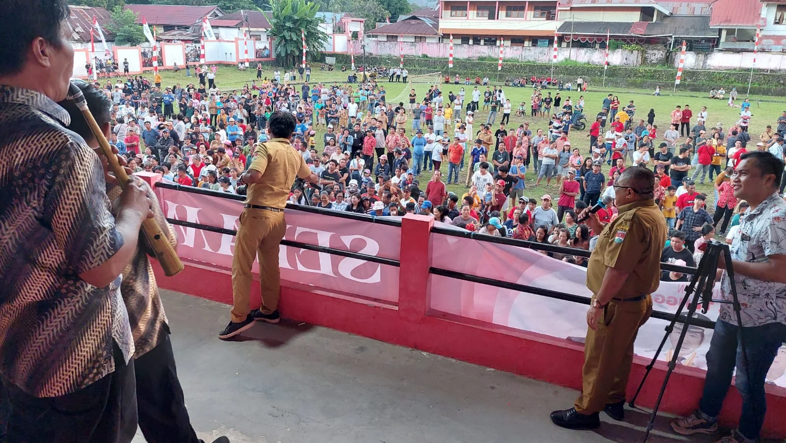 Lomba Musik Bambu dalam rangka HUT Mitra ke-16. (Foto: Billy Lumintang/indimanado.com)