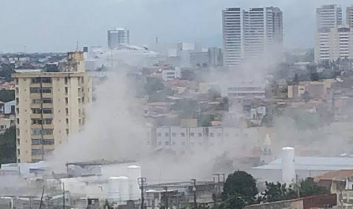 Explosão em empresa de oxigênio deixa cinco feridos e causa danos em residências em Fortaleza