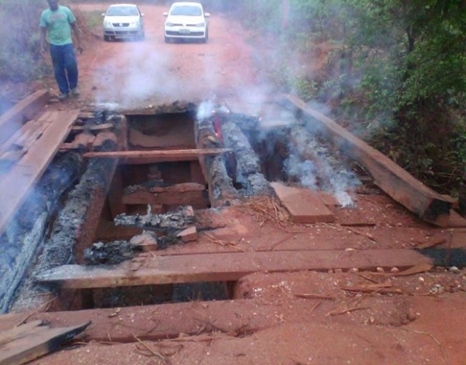 Vândalos ateiam fogo em ponte e prejudicam moradores