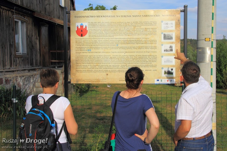 Tablica informacyjna przy domu pomennonickim w Mątawach 