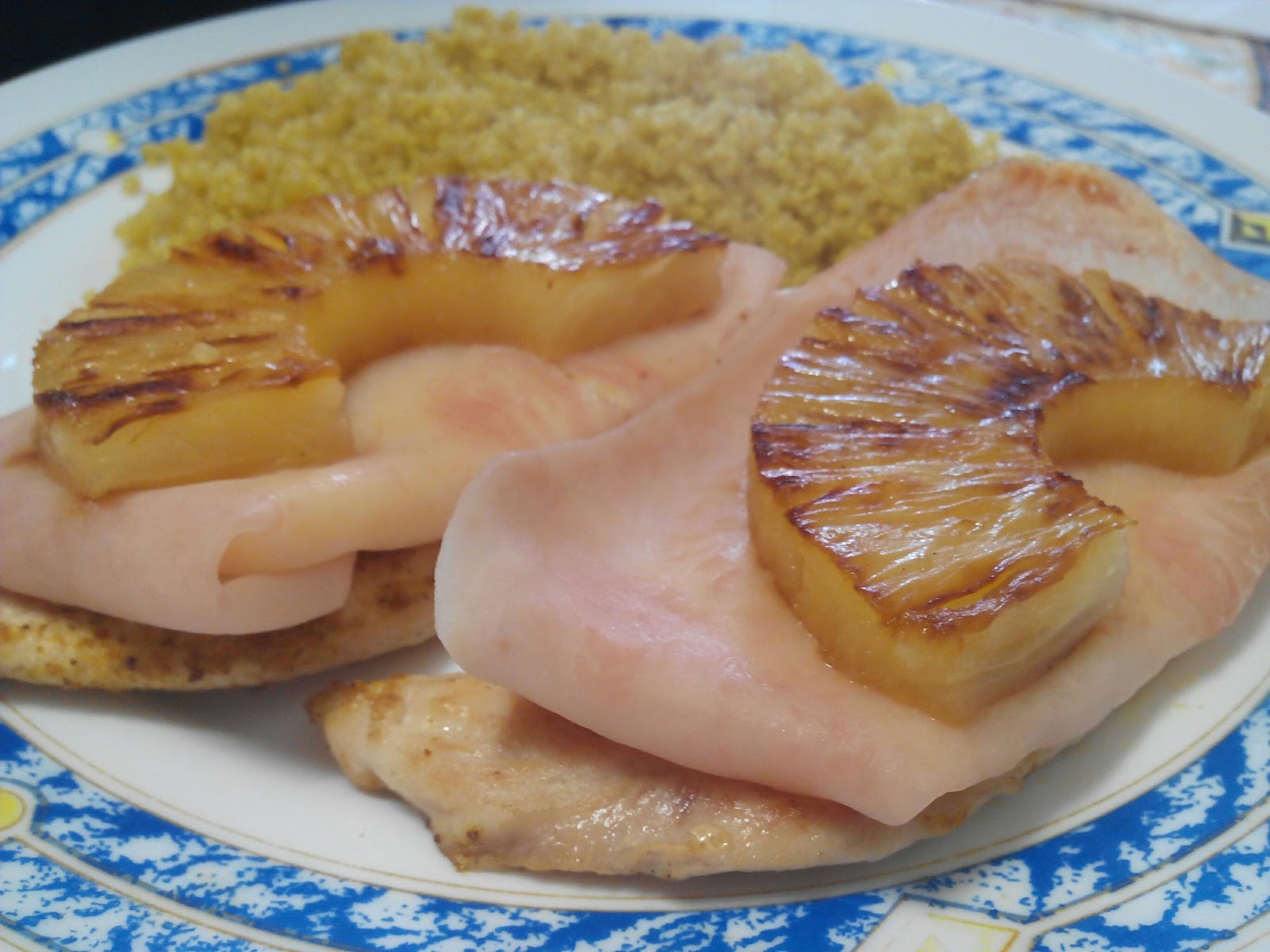 Dos caminos tienes...: (Receta FIT) Pechuga de pollo con pavo, queso y piña  acompañado de Quinoa