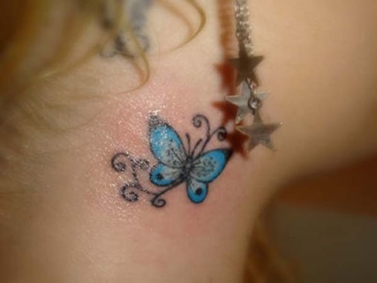 azul_tatuagem_de_borboleta_no_pescoço