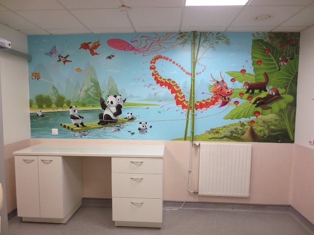 Peinture fresque pédiatrie urgences pédiatriques Hôpital Castres Mazamet Tarn  pandas cerfs-volants pangolins panda roux