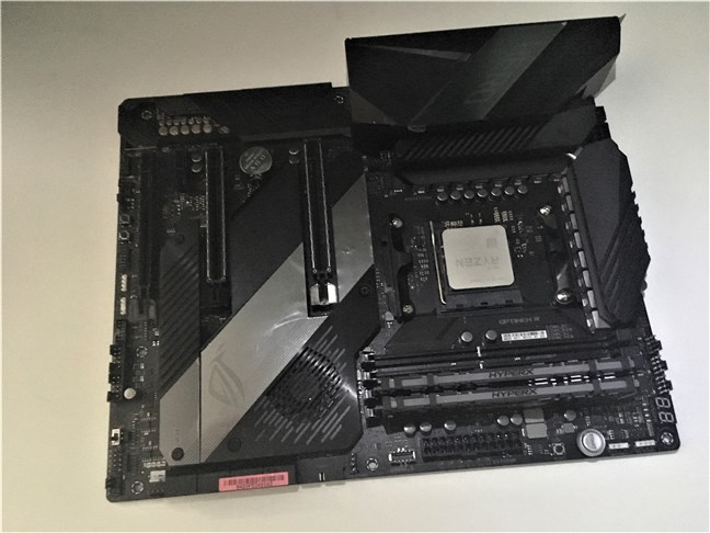 ASUS ROG CrosshairVIIIHeroマザーボード上のAMDRyzen5 3600X