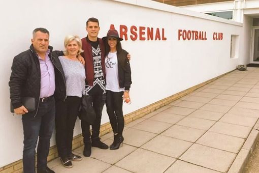 파일:external/www.mirror.co.uk/Granit-Xhaka-signs-for-Arsenal.jpg