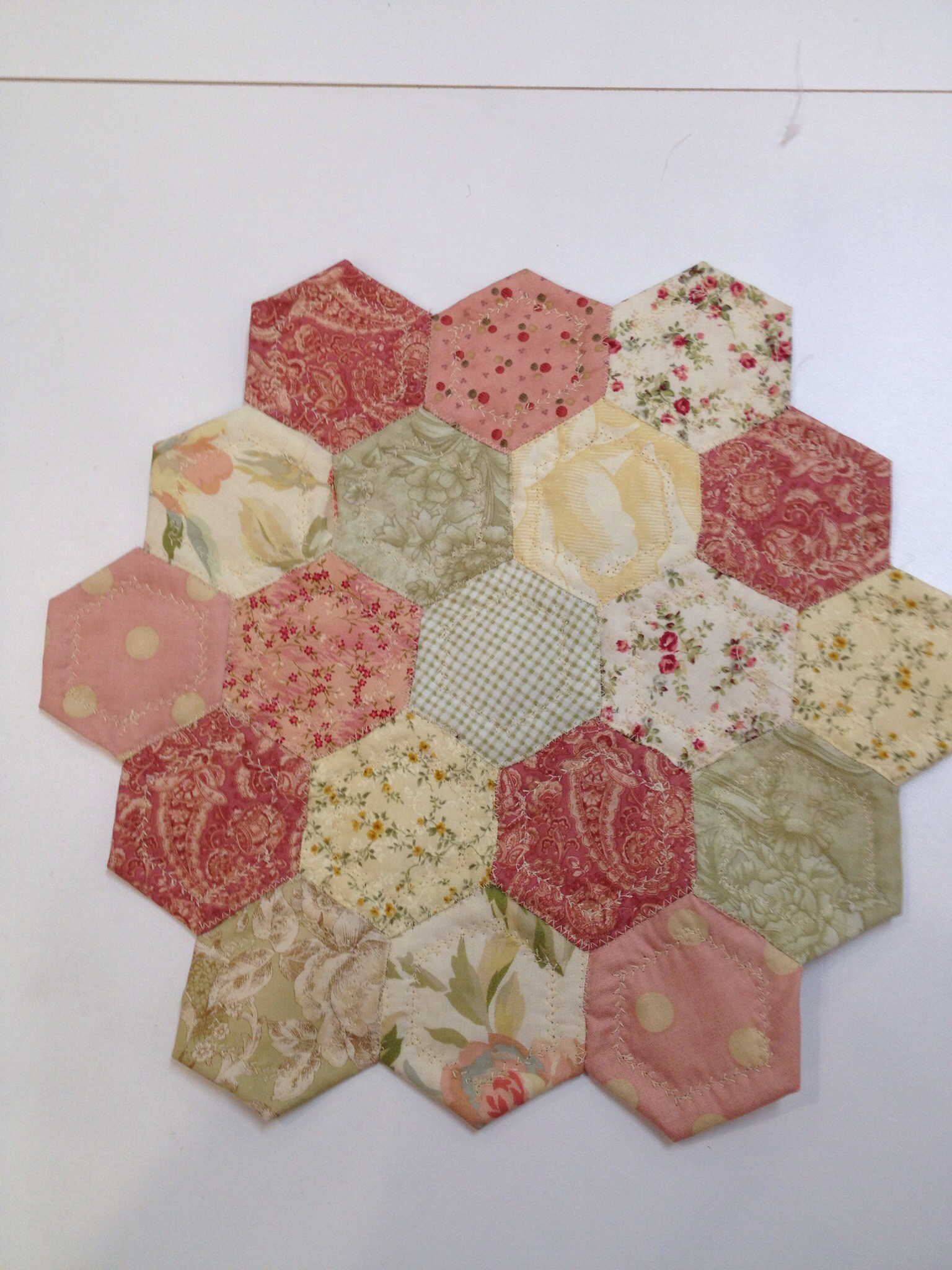 Quilt as you go hexagons tutorial #hexyalong – Raspberry Spool