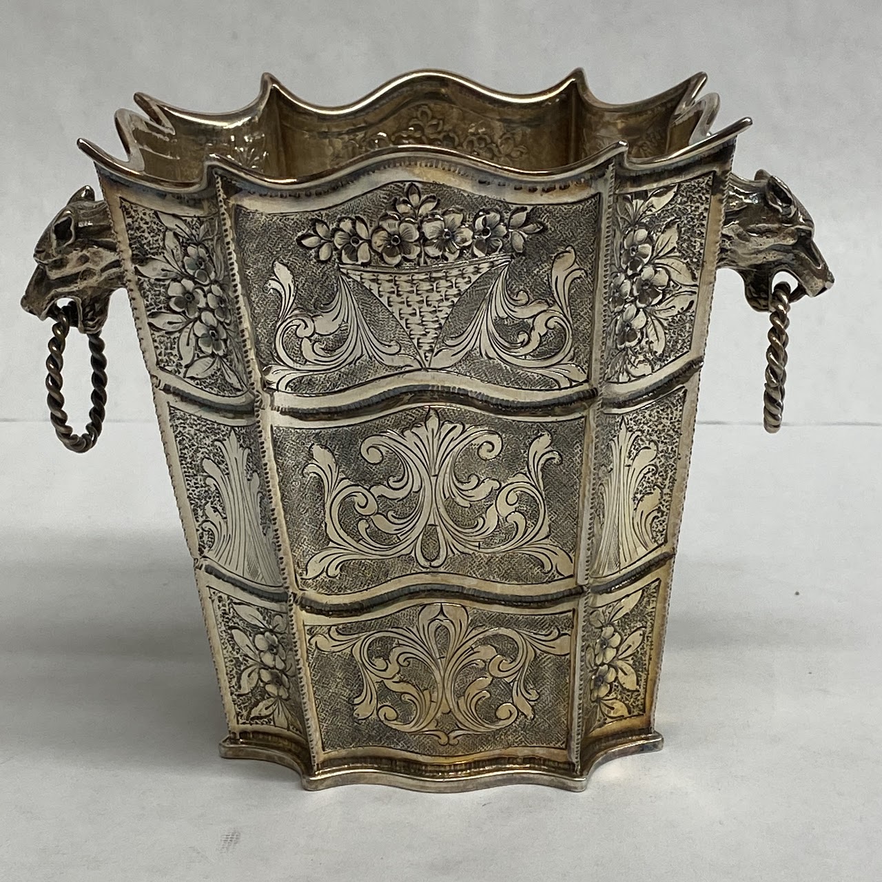 800 Silver Wolves Head Handled Vase