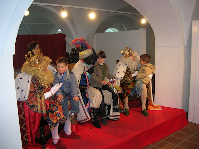 Recepción de los Reyes Magos en la Biblioteca Municipal de Pozoblanco el 5-1-2008. Foto: Pozoblanco News, las noticias y la actualidad de Pozoblanco (Córdoba). Prohibido su uso y reproducción * www.pozoblanconews.blogspot.com