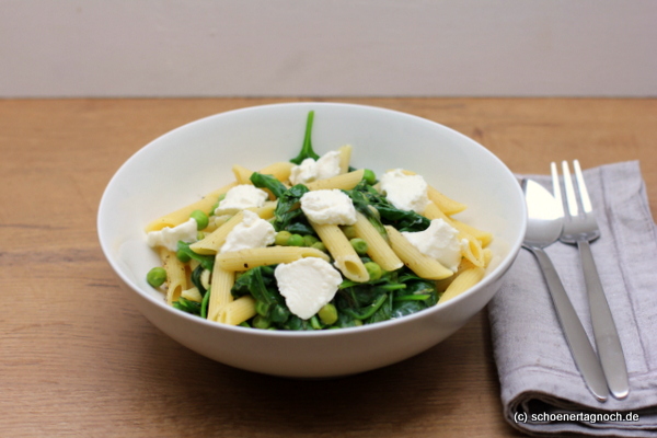 Pasta mit Ricotta, Erbsen und Babyspinat