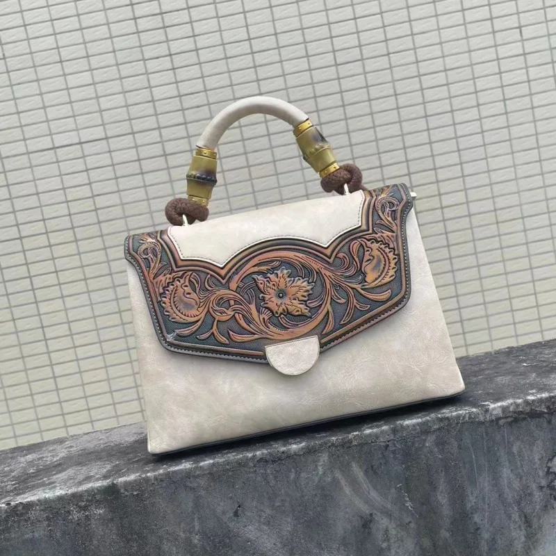 Retro torba na rame za žene sa trodimenzionalnim reljefom, moderna. Elegantna i praktična torba za svakodnevne kombinacije.