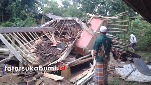 
Diterjang Hujan Angin, Rumah Warga Ciemas Ambruk Rata Dengan Tanah
