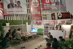 Relawan BARAG Kudus Nobar Debat Capres 2024 di Cafe Kopitoe.