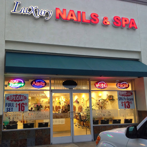 Luxury Nails & Spa logo