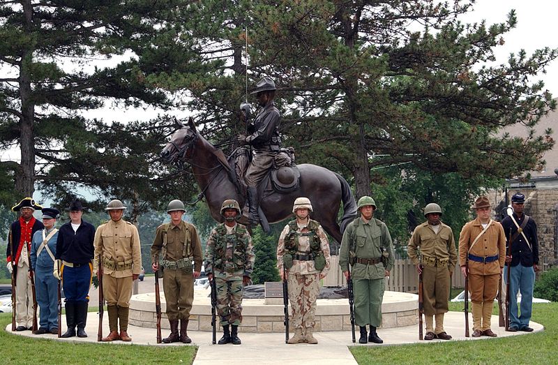 파일:external/upload.wikimedia.org/800px-Different_US_Army_uniforms_in_the_course_of_time.jpg