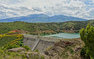 Le Moncayo et la barrage de Val depuis la tour de guet de la Grotte du Castillo.