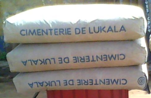 Des sacs de ciment gris. infobascongo.net