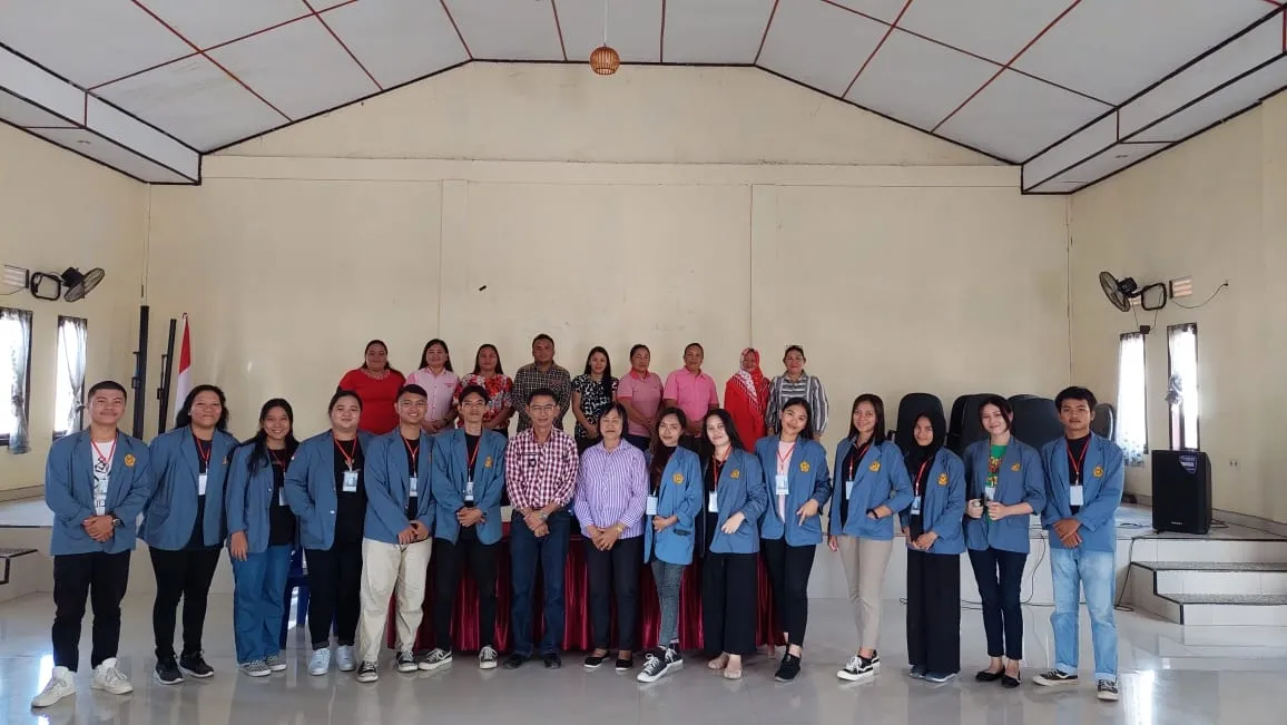 Pemerintah Desa Ratatotok Tenggara bersama Mahasiswa Unsrat. (Foto Billy Lumintang/indimanado.com)