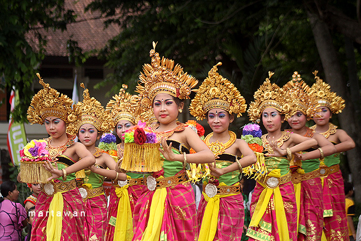 Potret Bali Pentas Tari Bali