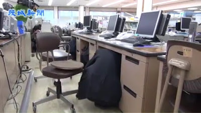 orang bersembunyi dibawah meja, Latihan Gempa di Kantor, Jepang