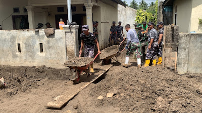 Prajurit Lanudal Manado Ikut Bersihkan Material Banjir dan Tanah Longsor