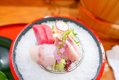 Tousuiro, a Tofu Kaiseki restaurant. Tousuiro specializes in homemade tofu and offers a kaiseki dinner that can include seafood or can also be completely vegetarian. This is the can have seafood version of the first course