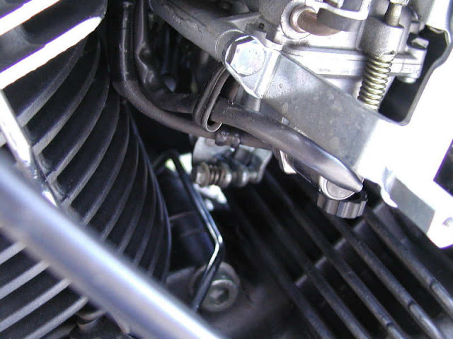 Carburettor air screw adjust and idling screw adjust with pulse