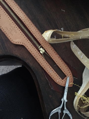 louis vuitton sticky strap