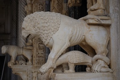 Löwen am Eingangsportal der St.-Laurentius-Kathedrale in Trogir