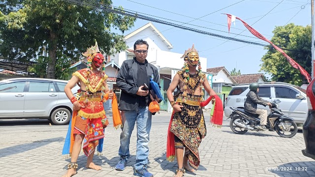 2 Penari Topeng Antarkan Tokoh Budaya Jati Duwur Jombang Daftar Bacabup di DPC PDIP 