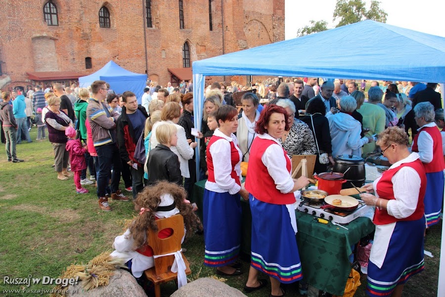 Kolejka do smakołyków przygotowanych przez KGW Jeżewo