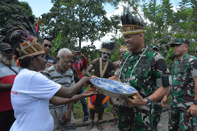 Danrem 172/PWY Bersama Lambert Pekikir Dan Masyarakat Kampung Workwana Meriahkan Hut Ke-77 RI